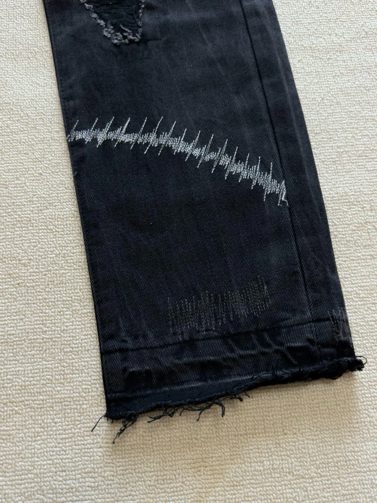 -Size upper body P246#G22 GALLERY DEPT. Skull hand-stitched distressed distressed jeans -Color: Black -Size: S-XXL